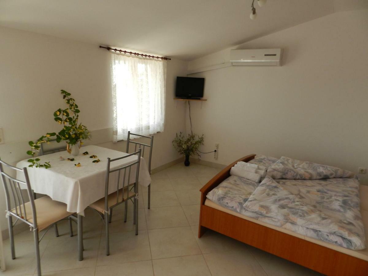 Apartmani Lucija Jurkovic Malinska Ngoại thất bức ảnh